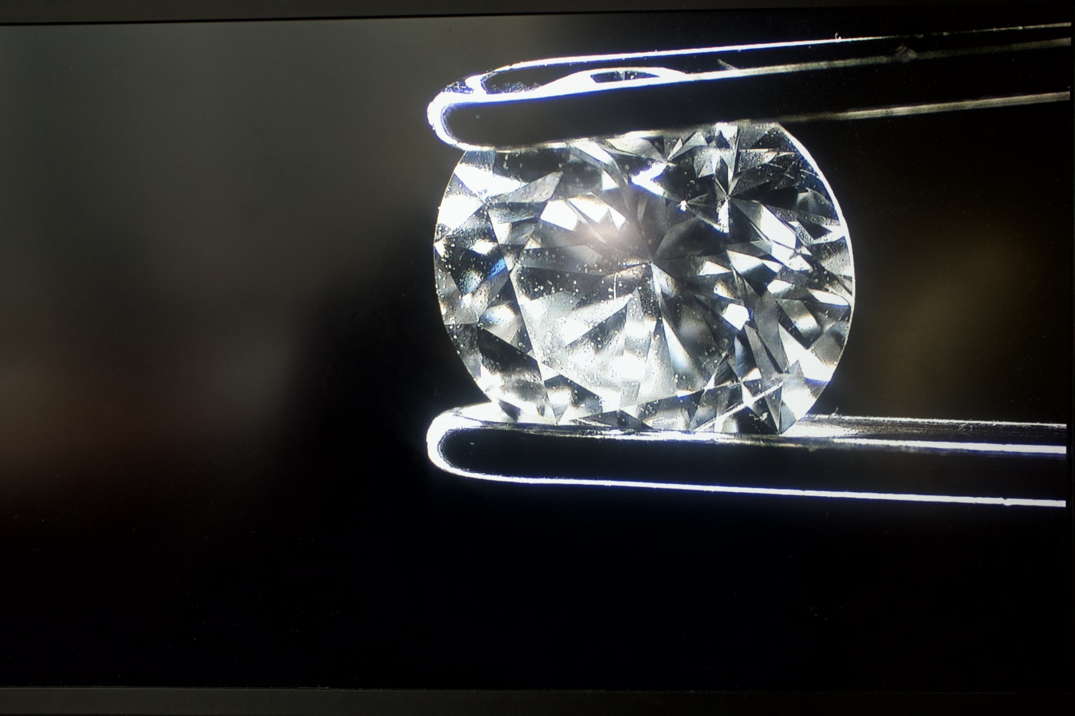 Gemmological examination tools and gemstone testing