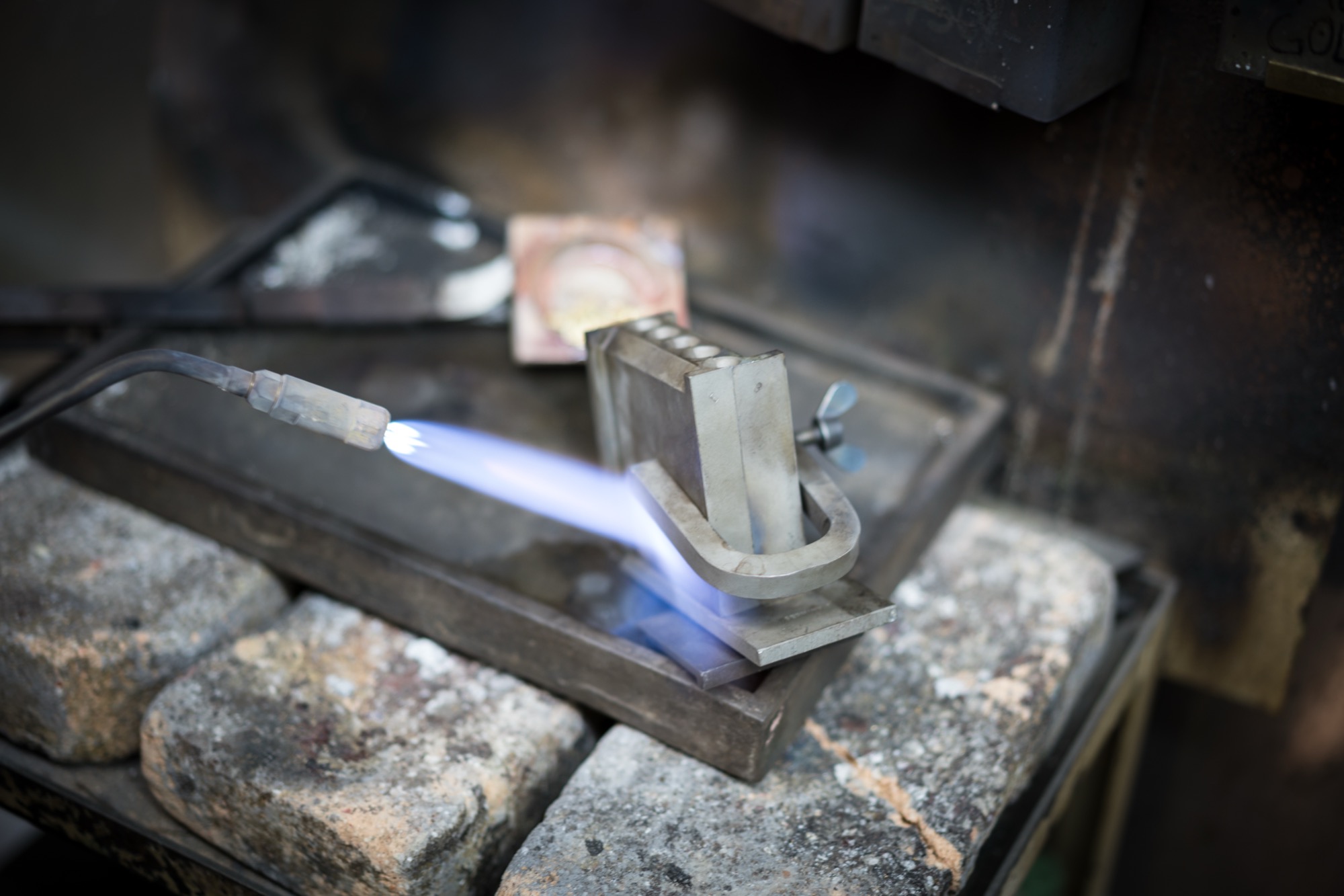 Handcrafted mirror polishing